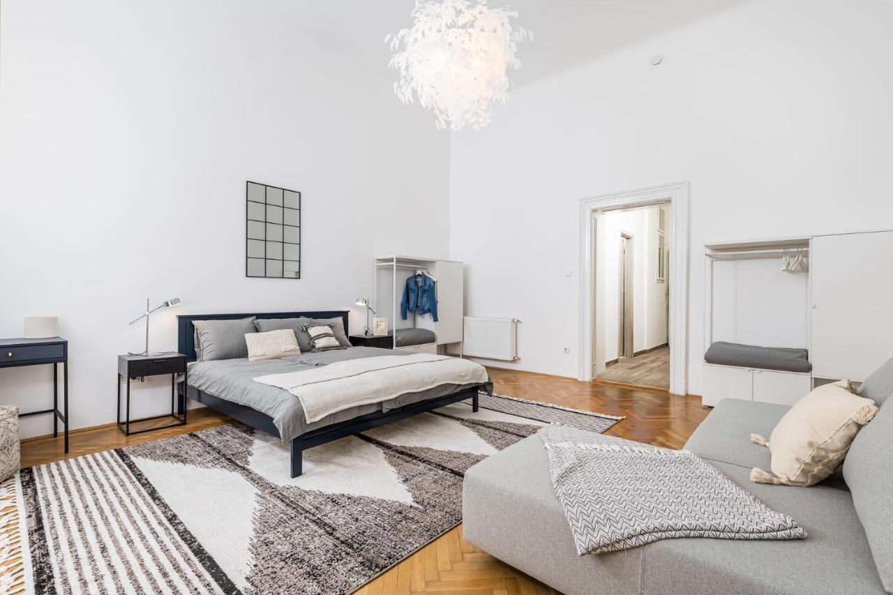 City Center Apartment With Balcony Boedapest Buitenkant foto