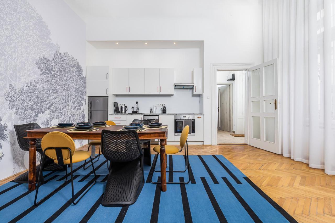 City Center Apartment With Balcony Boedapest Buitenkant foto