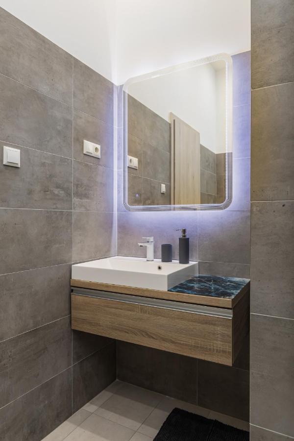 City Center Apartment With Balcony Boedapest Buitenkant foto