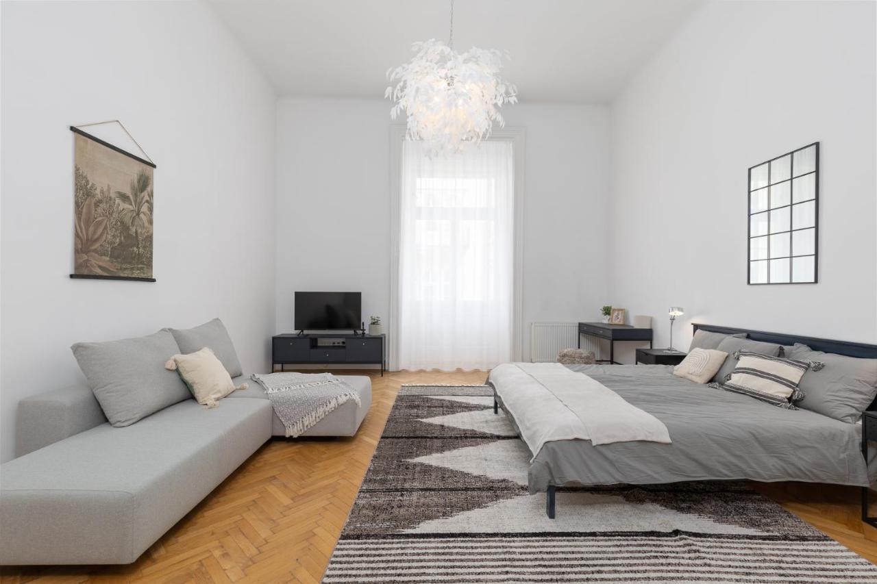 City Center Apartment With Balcony Boedapest Buitenkant foto
