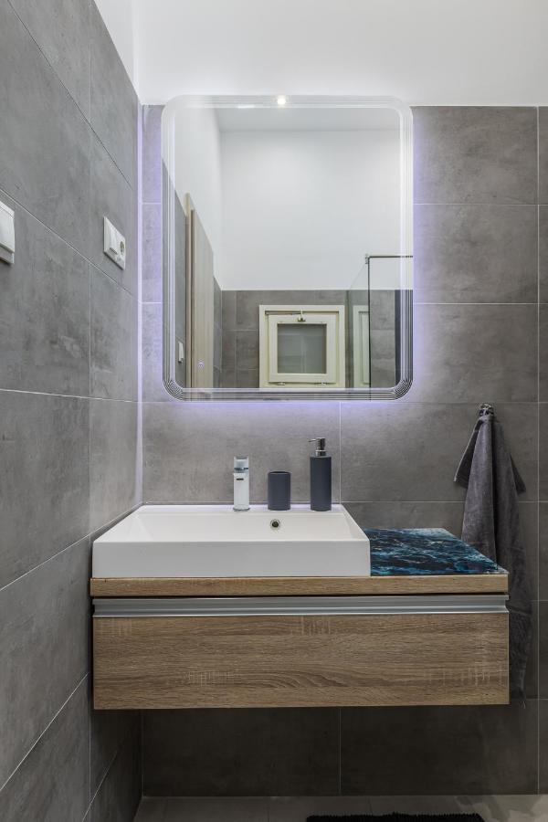 City Center Apartment With Balcony Boedapest Buitenkant foto