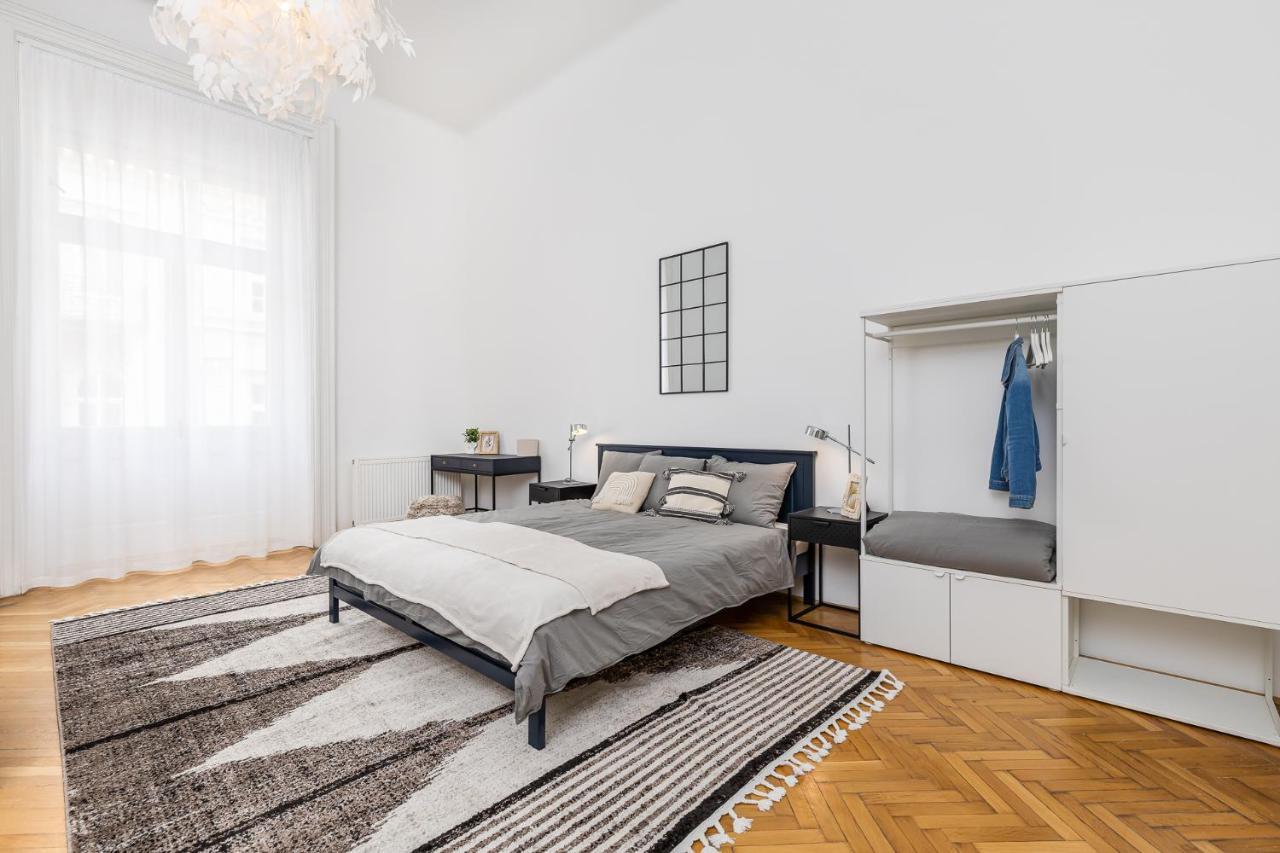 City Center Apartment With Balcony Boedapest Buitenkant foto